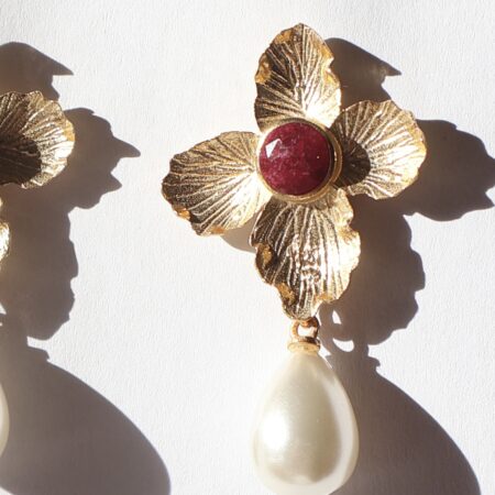 Gold flower-shaped earring with a pearl drop