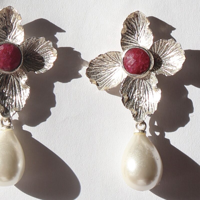 Silver flower-shaped earring with a pearl drop